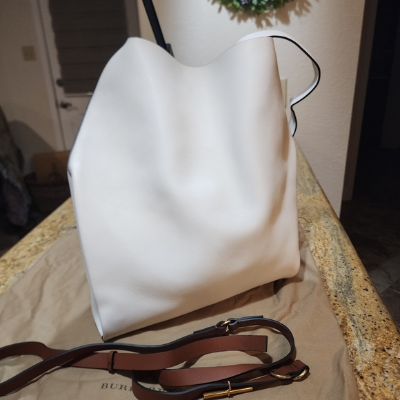 Burberry large grommet crossbody sling bag - Picture 4 of 8